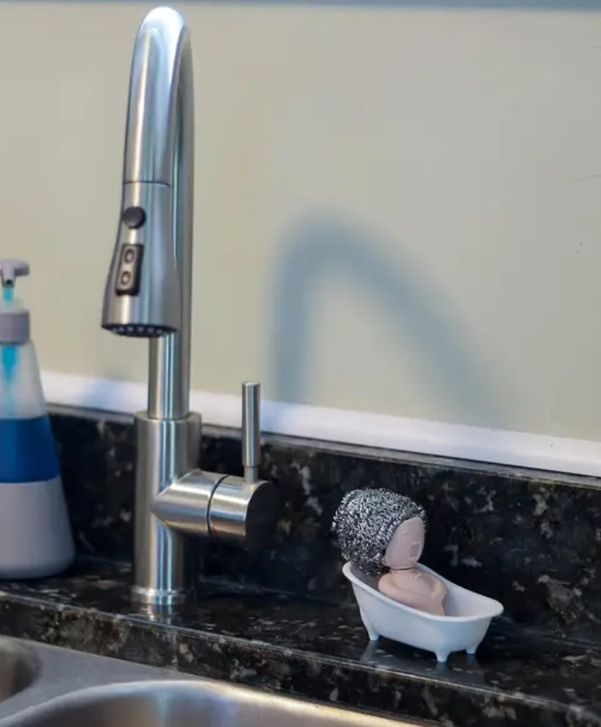 Dame dans un porte-éponge de baignoire