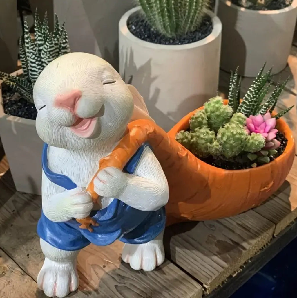 Pot de fleurs en forme de lapin tirant des carottes