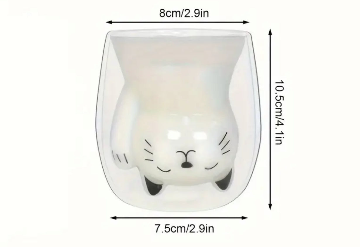 Chat agitant un verre à double paroi