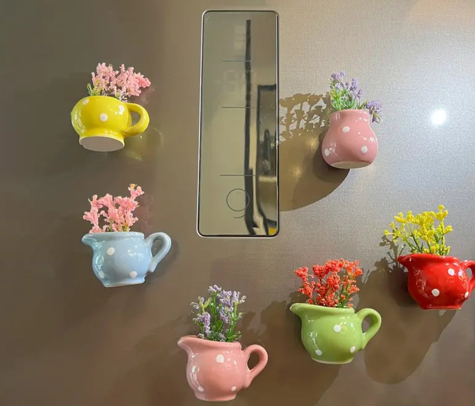 Aimant de réfrigérateur en forme de pichet en céramique avec fleurs