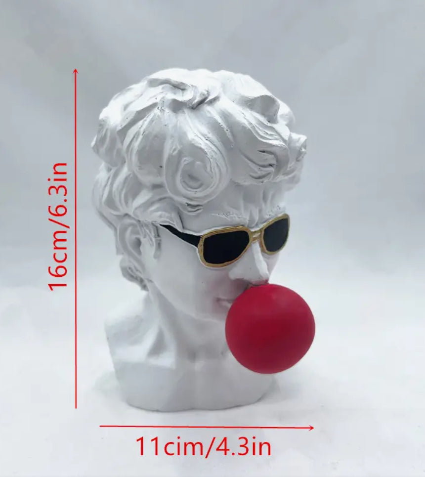 David portant des lunettes de soleil et soufflant une statue de bulles