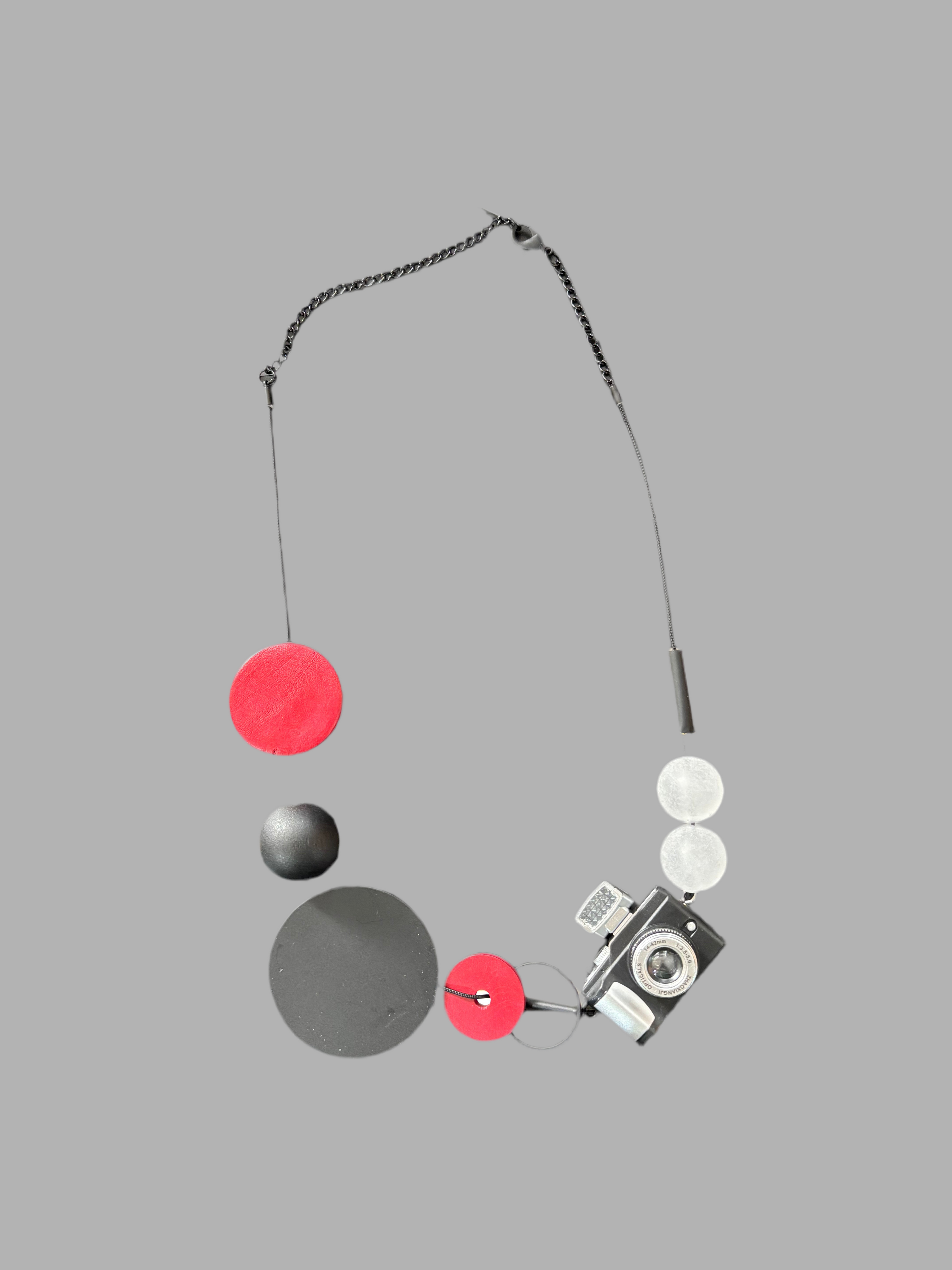 Collier géométrique avec détail d'appareil photo