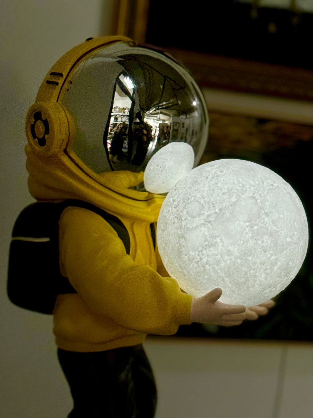 Astronaute en pull jaune avec lampe lunaire