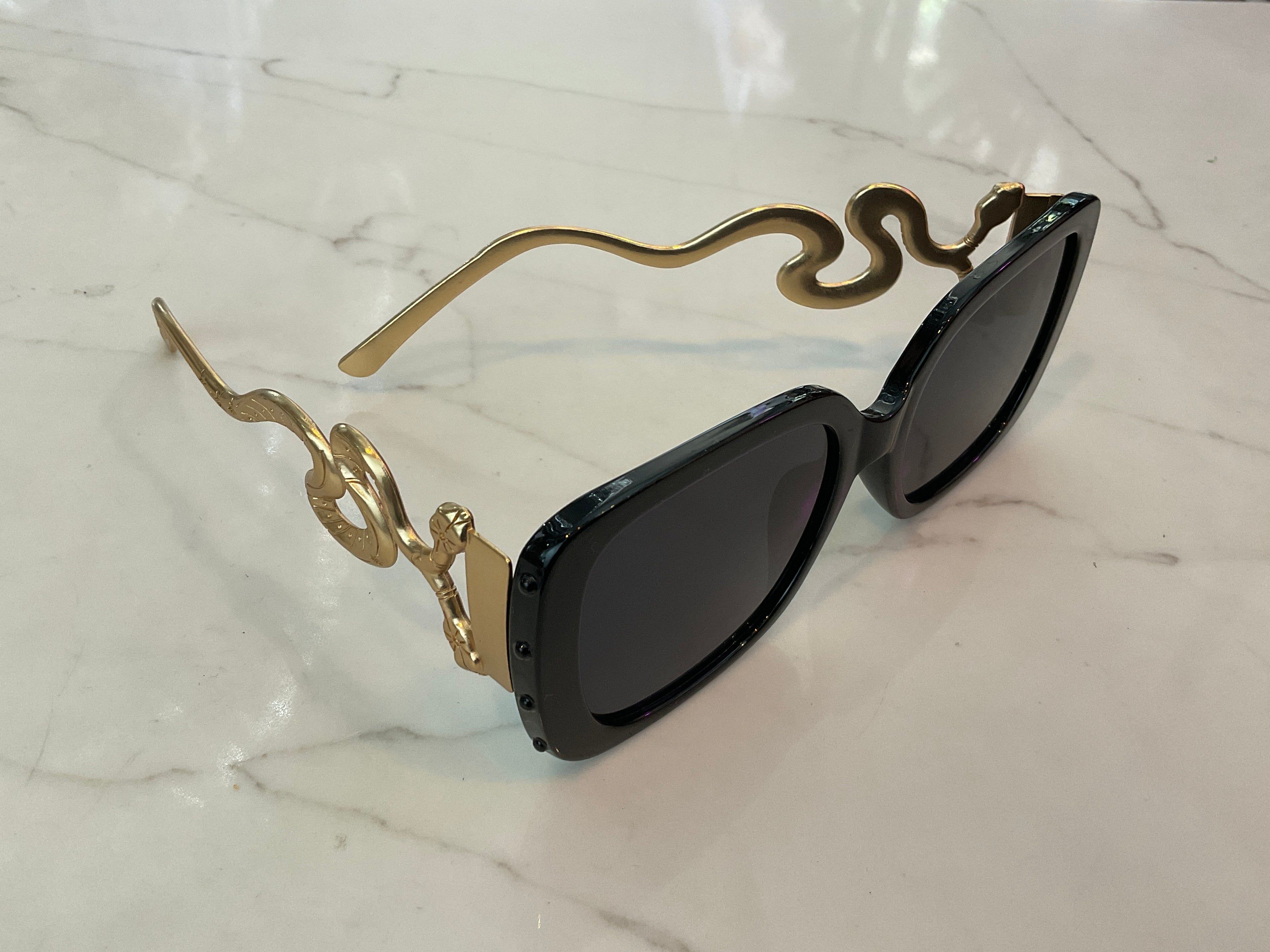 Lunettes de soleil à monture en plastique épais noir avec branches en forme de serpent doré