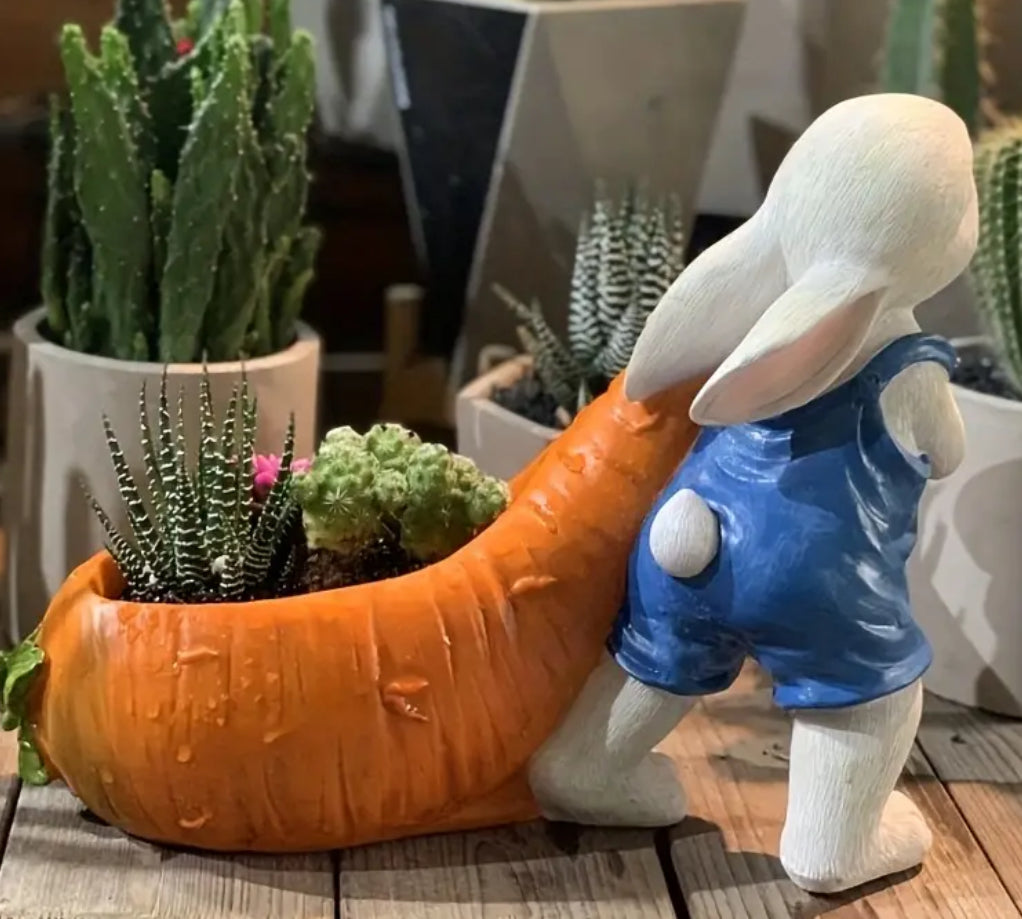 Pot de fleurs en forme de lapin tirant des carottes
