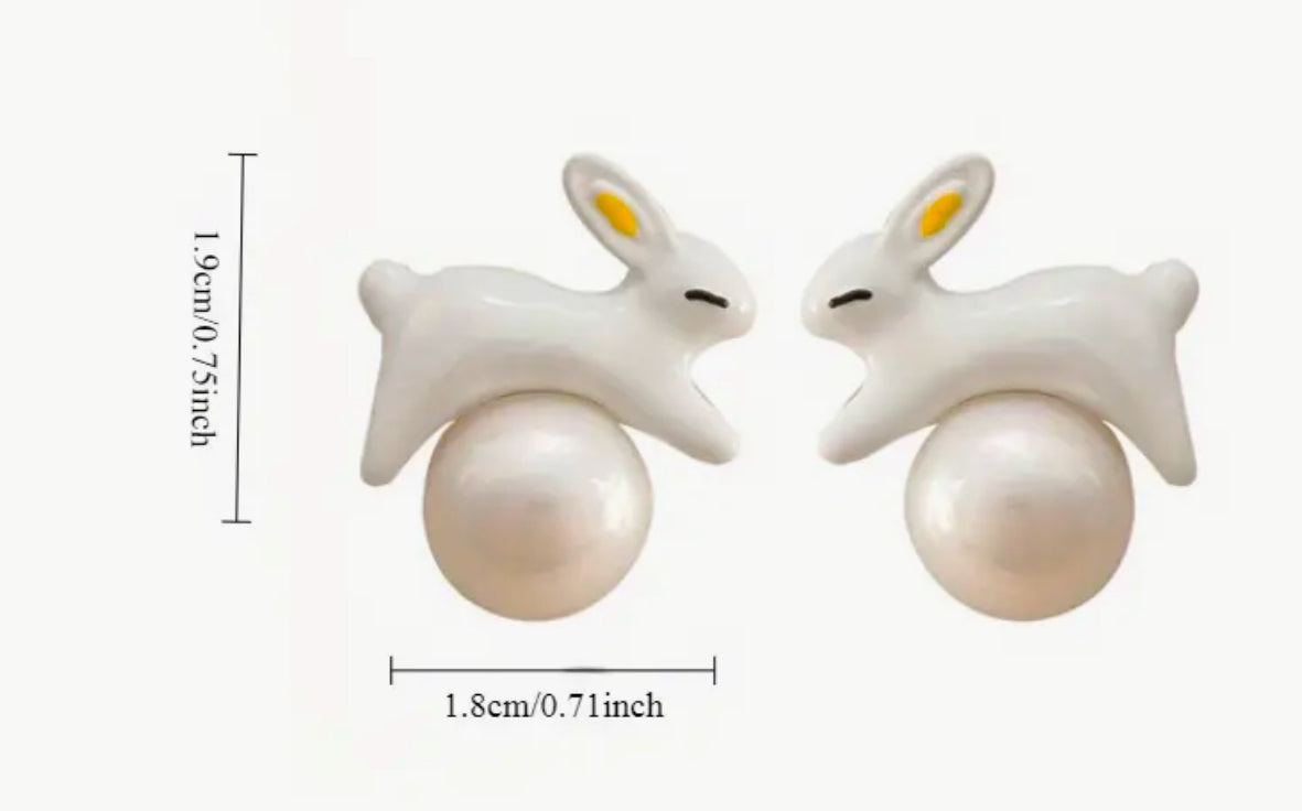 Boucles d'oreilles lapins blancs sur boules