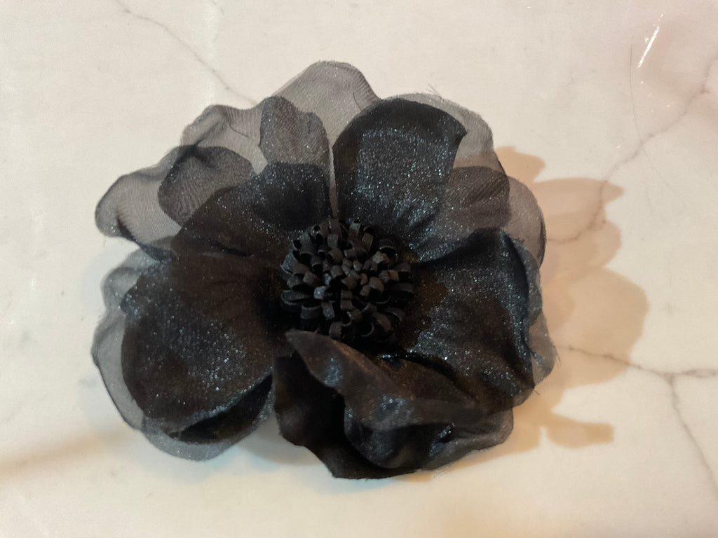Broche ou pince à cheveux en tissu noir avec fleur