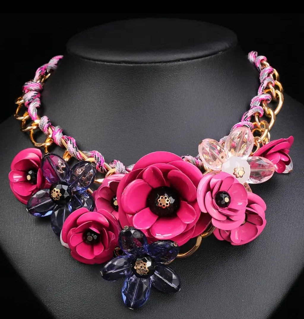 Collier en résine à fleurs roses