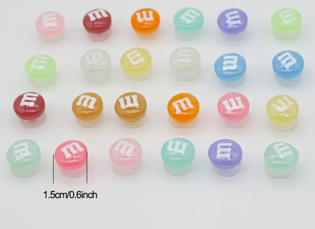 Breloque chaussure « M » en chocolat noir qui brille dans le noir