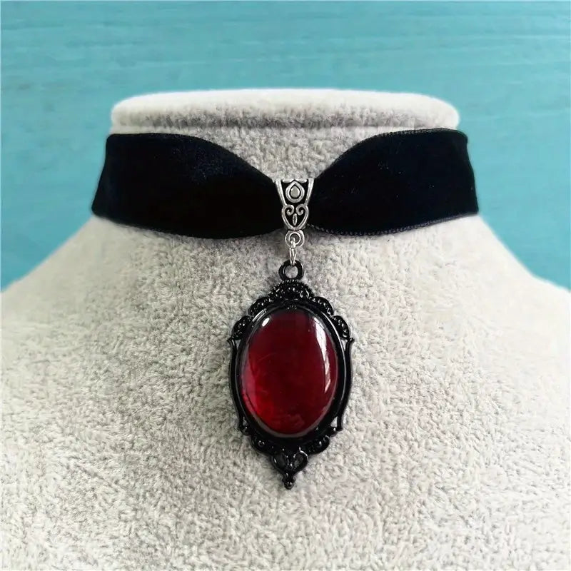 Gothic Velvet Choker – Dark Elegance with Vintage Charm
