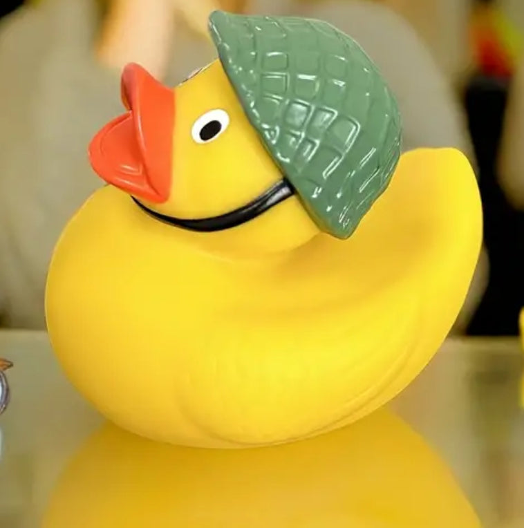 Canard en caoutchouc soldat