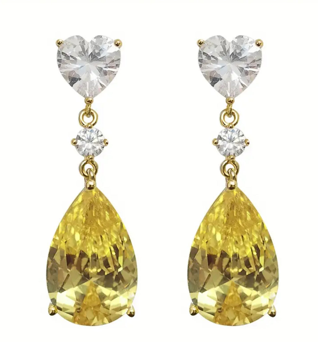 Boucles d'oreilles à tige avec pendentif en pierre précieuse.