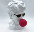 David portant des lunettes de soleil et soufflant une statue de bulles