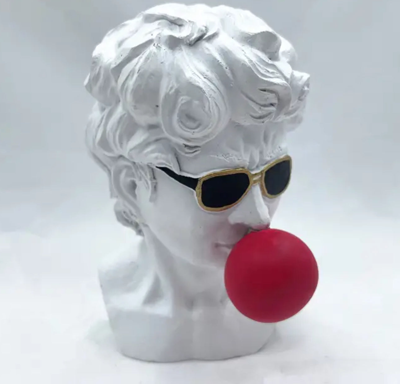David portant des lunettes de soleil et soufflant une statue de bulles