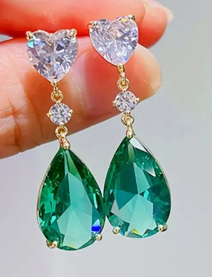 Boucles d'oreilles à tige avec pendentif en pierre précieuse.