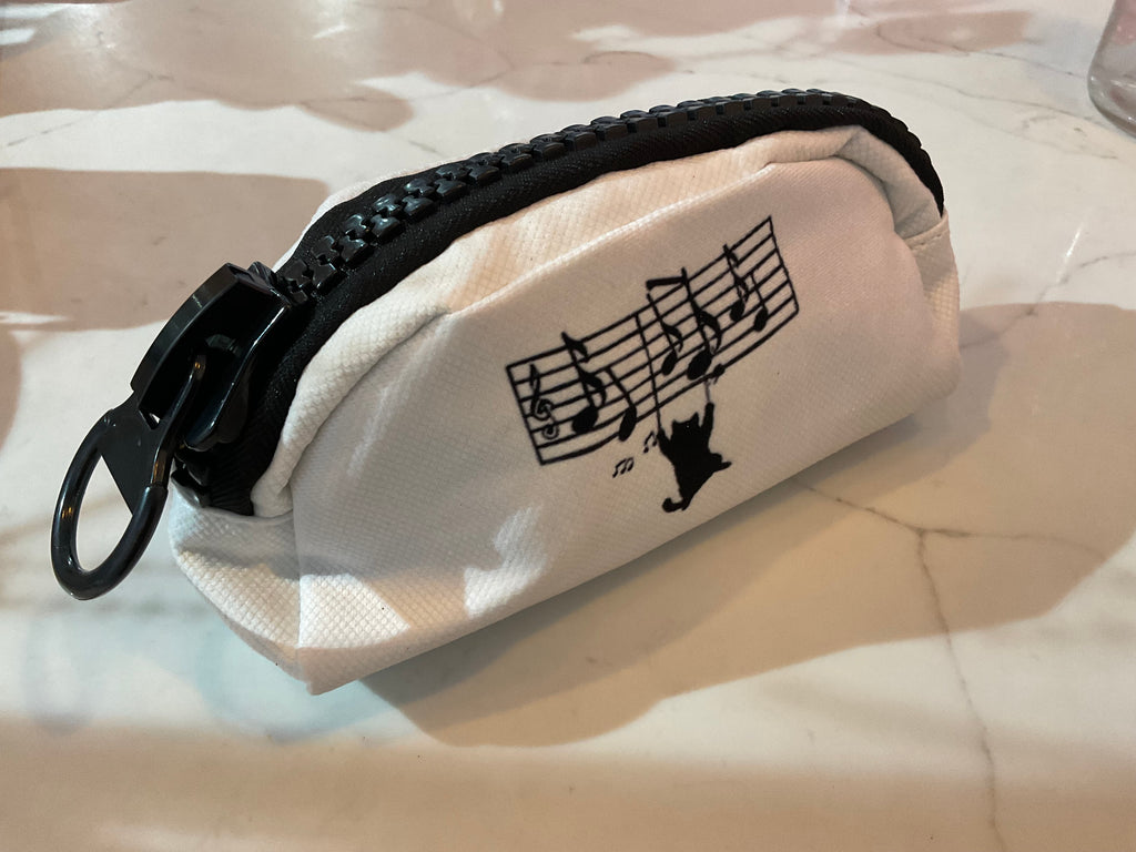 Trousse blanche avec notes de musique