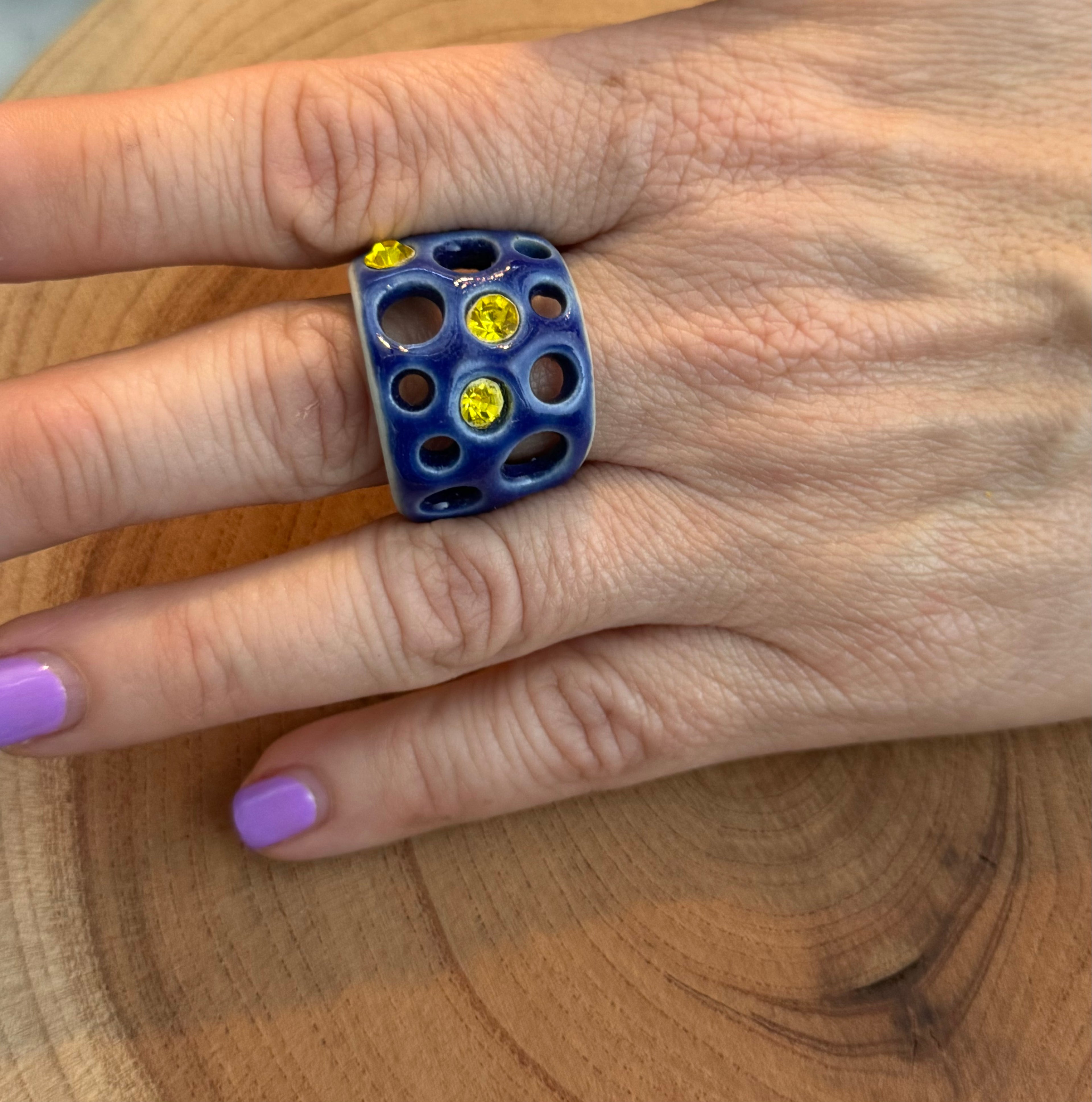 Bague en céramique émaillée fabriquée à la main localement avec zircone jaune
