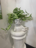 Homme pot de fleurs avec des lunettes
