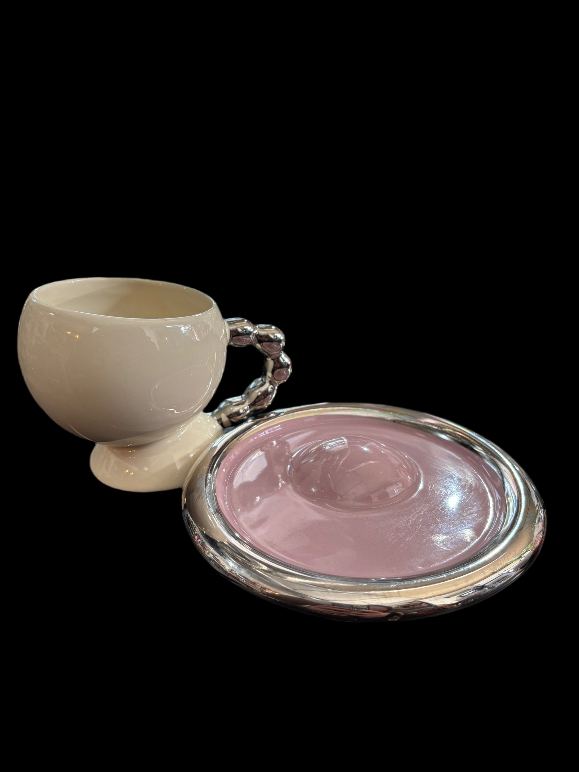 Tasse et soucoupe à anse en nacre