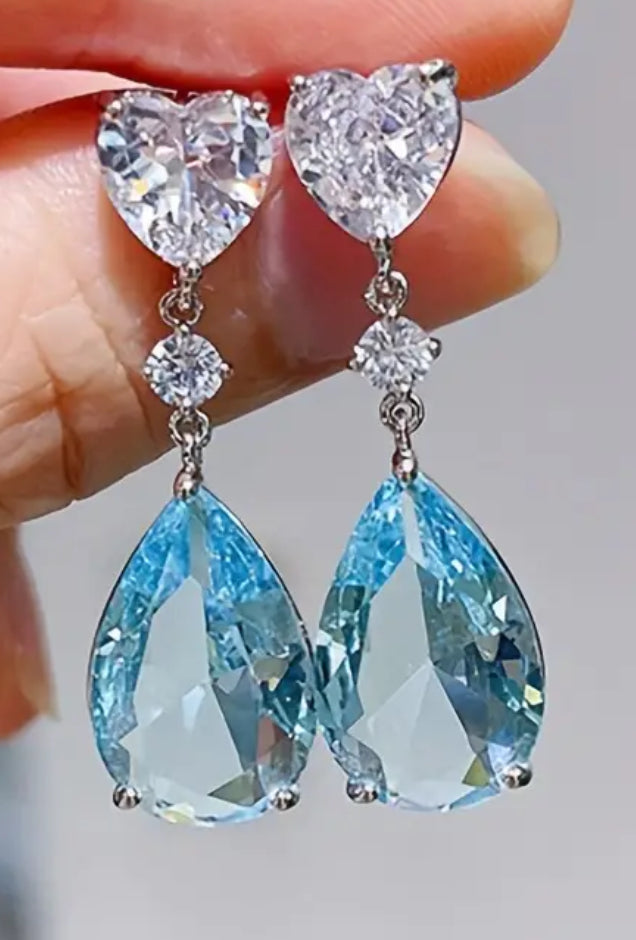 Boucles d'oreilles à tige avec pendentif en pierre précieuse.