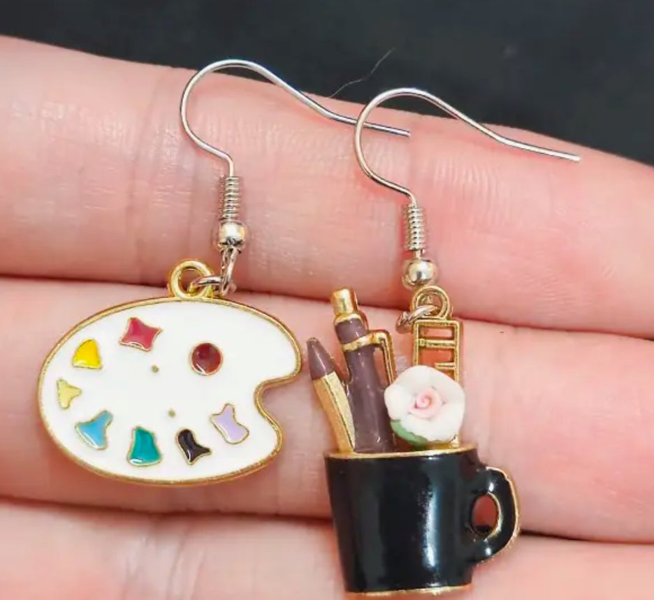 Boucles d'oreilles asymétriques avec pinceau et palette
