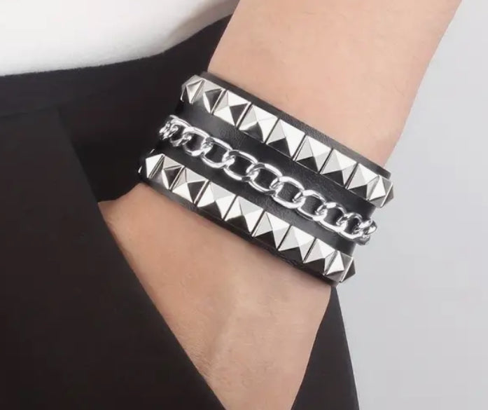 Bracelet unisexe clouté noir ou rouge