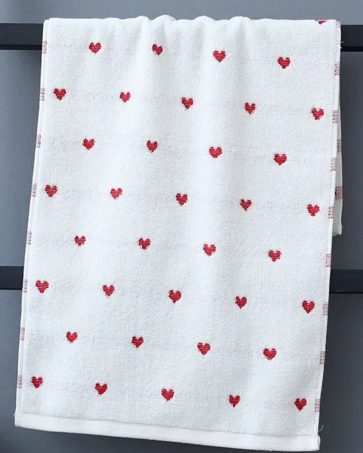 Serviette de toilette en coton à cœurs rouges