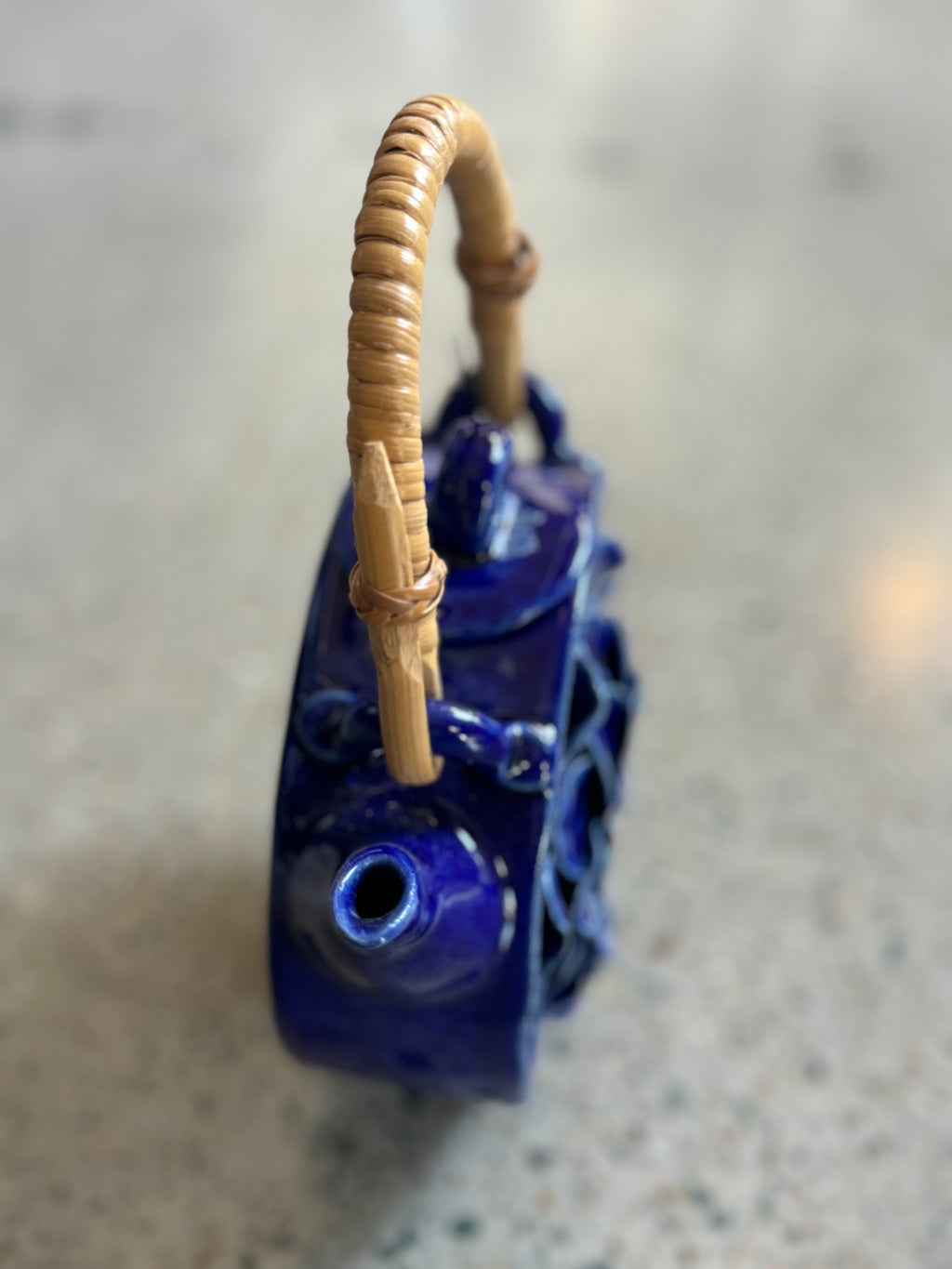 Théière émaillée à fleurs bleues fabriquée à la main