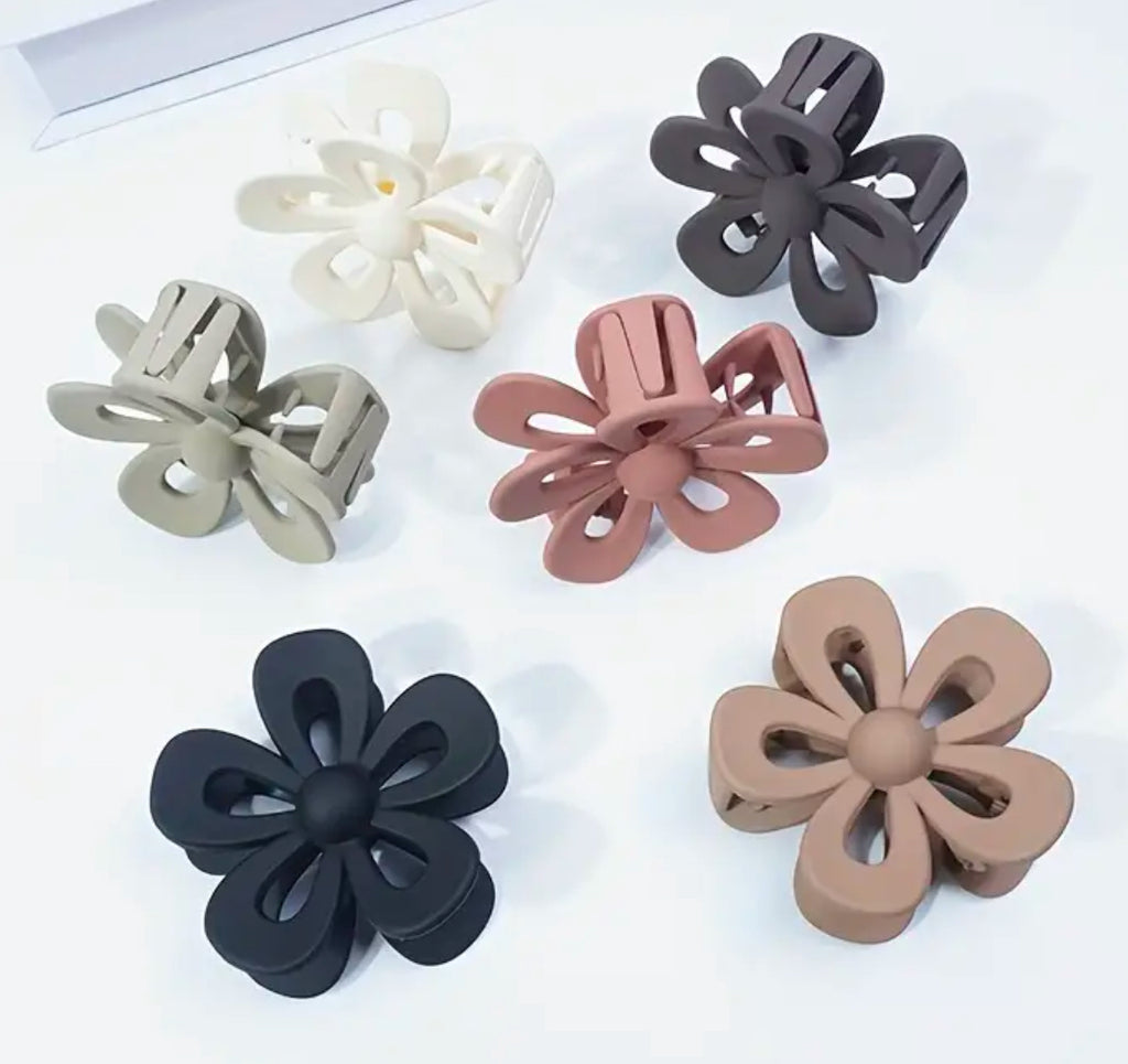 Petite pince à cheveux à griffes en forme de fleur creuse