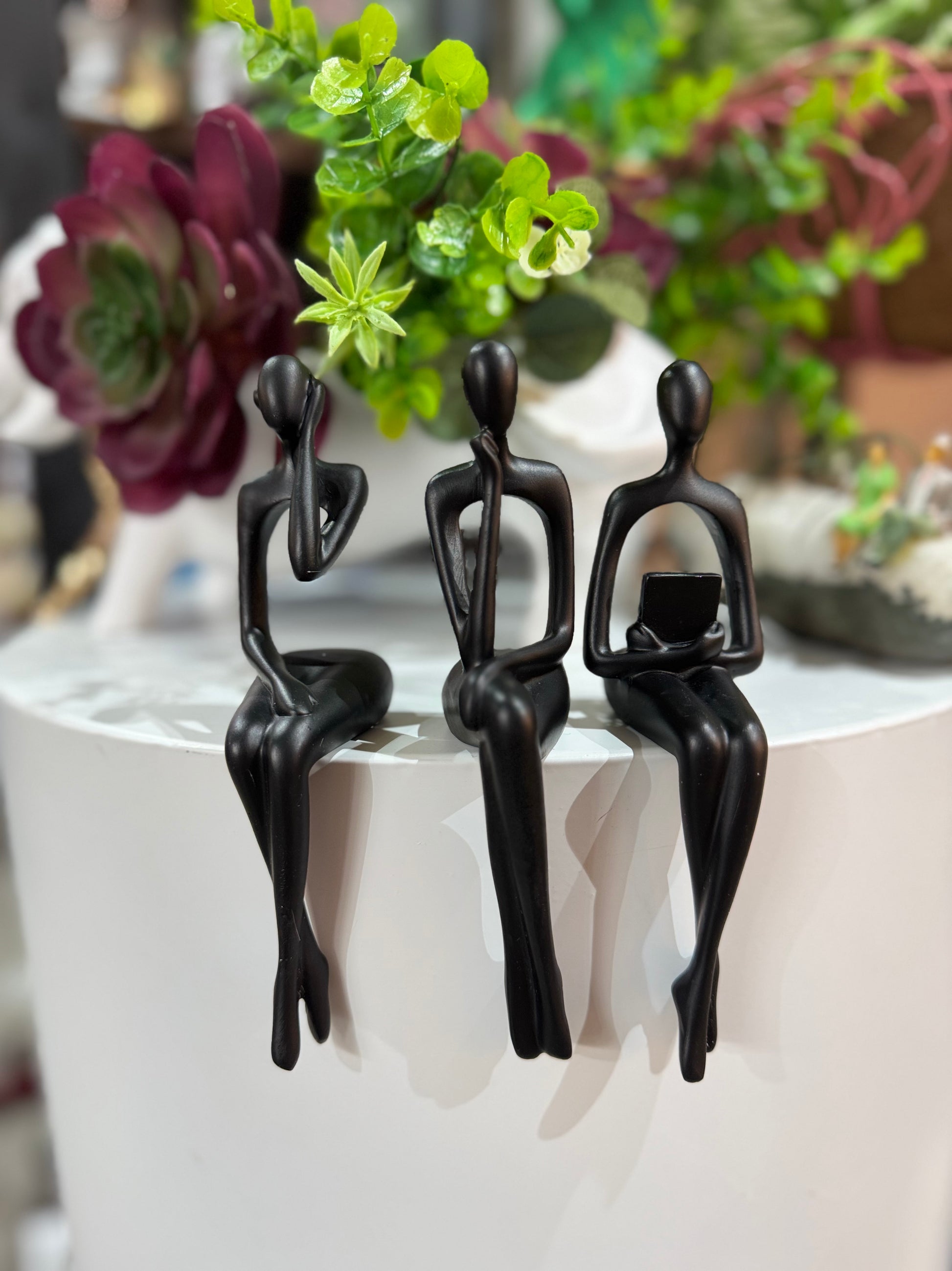 Figurines assises élégantes en résine (lot de 3)