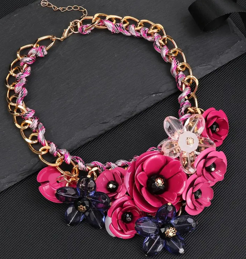 Collier en résine à fleurs roses