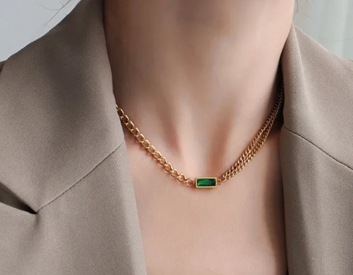 Ensemble moderne de boucles d'oreilles, collier et bracelet
