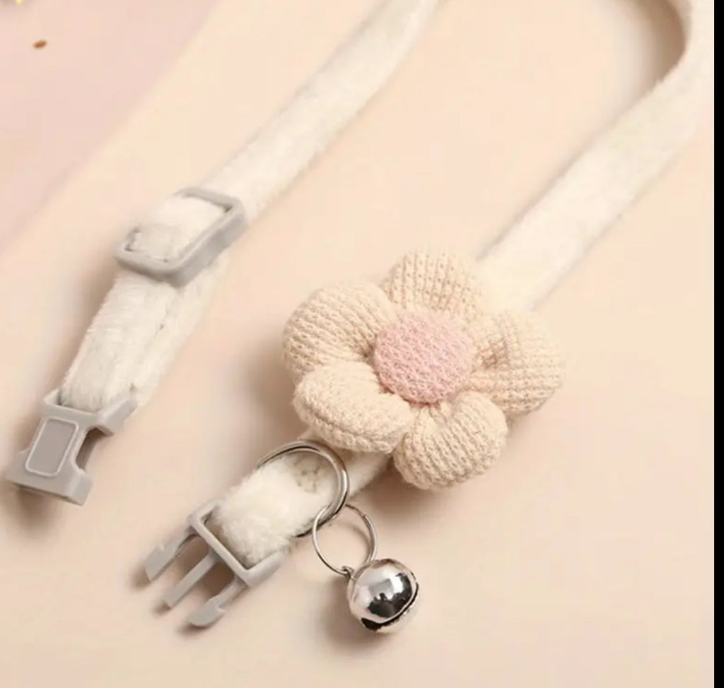 Collier pour chien et chat avec fleur et clochette