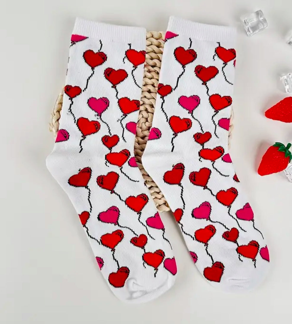 Chaussettes blanches avec ballons en forme de cœur rouge
