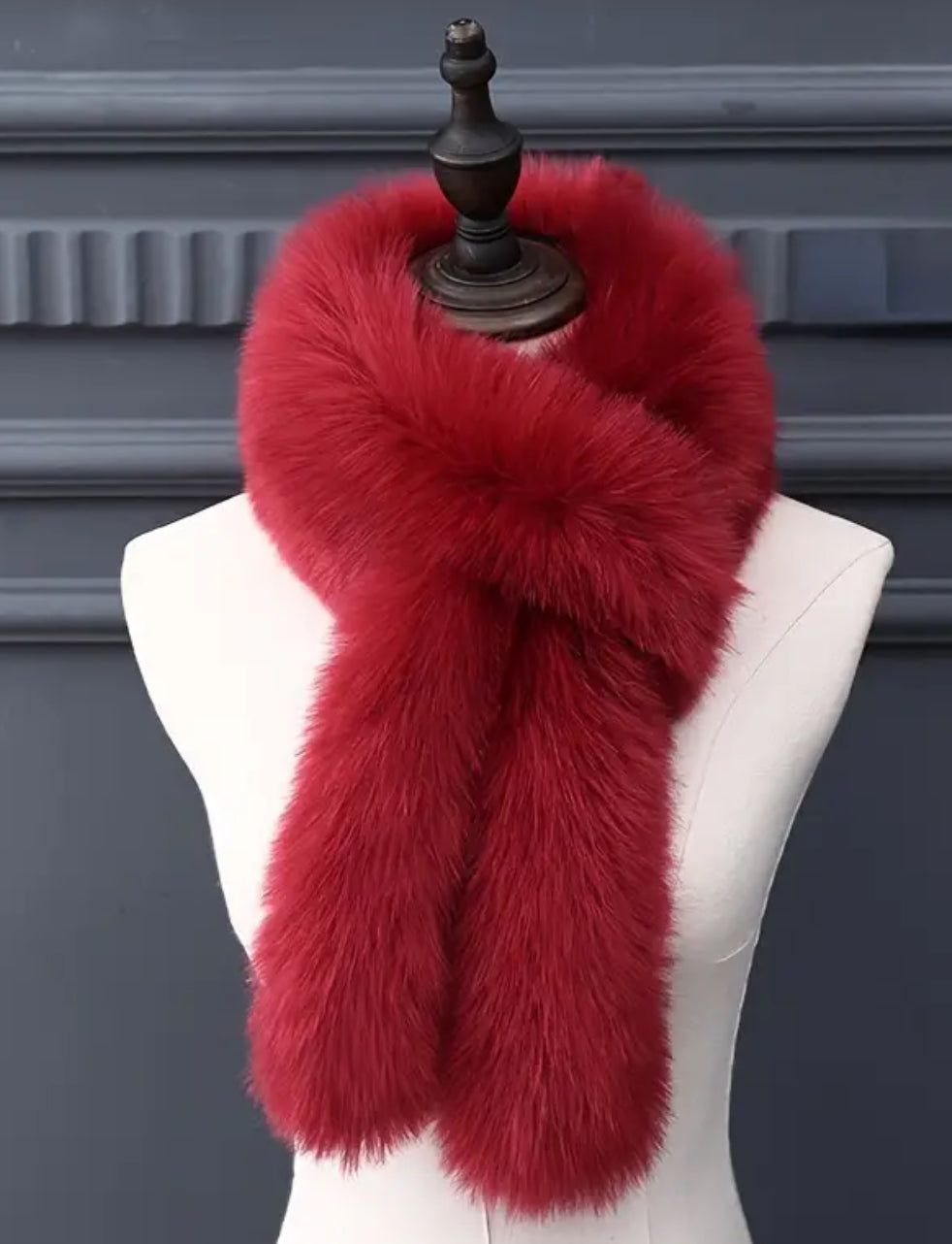 Écharpe croisée en fausse fourrure rouge