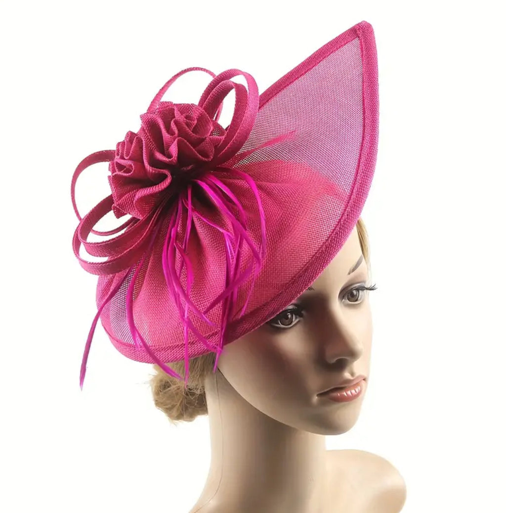 Chapeau Derby Fascinator à plumes florales rose vif