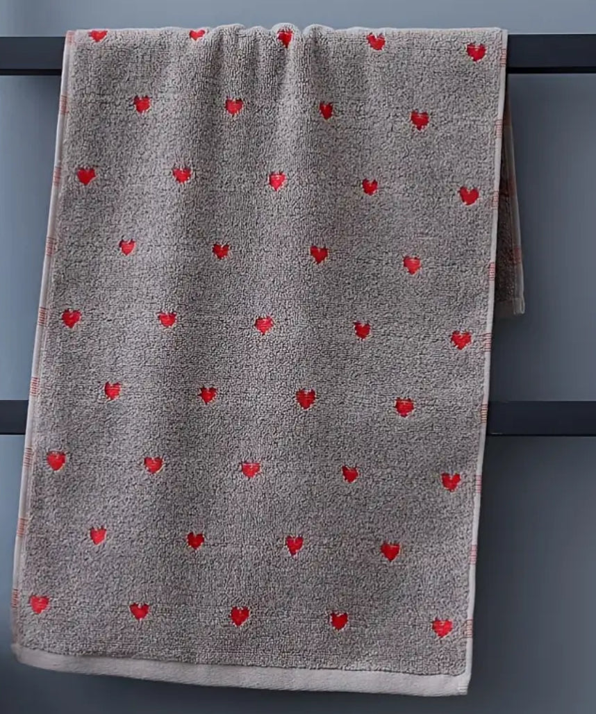 Serviette de toilette en coton à cœurs rouges