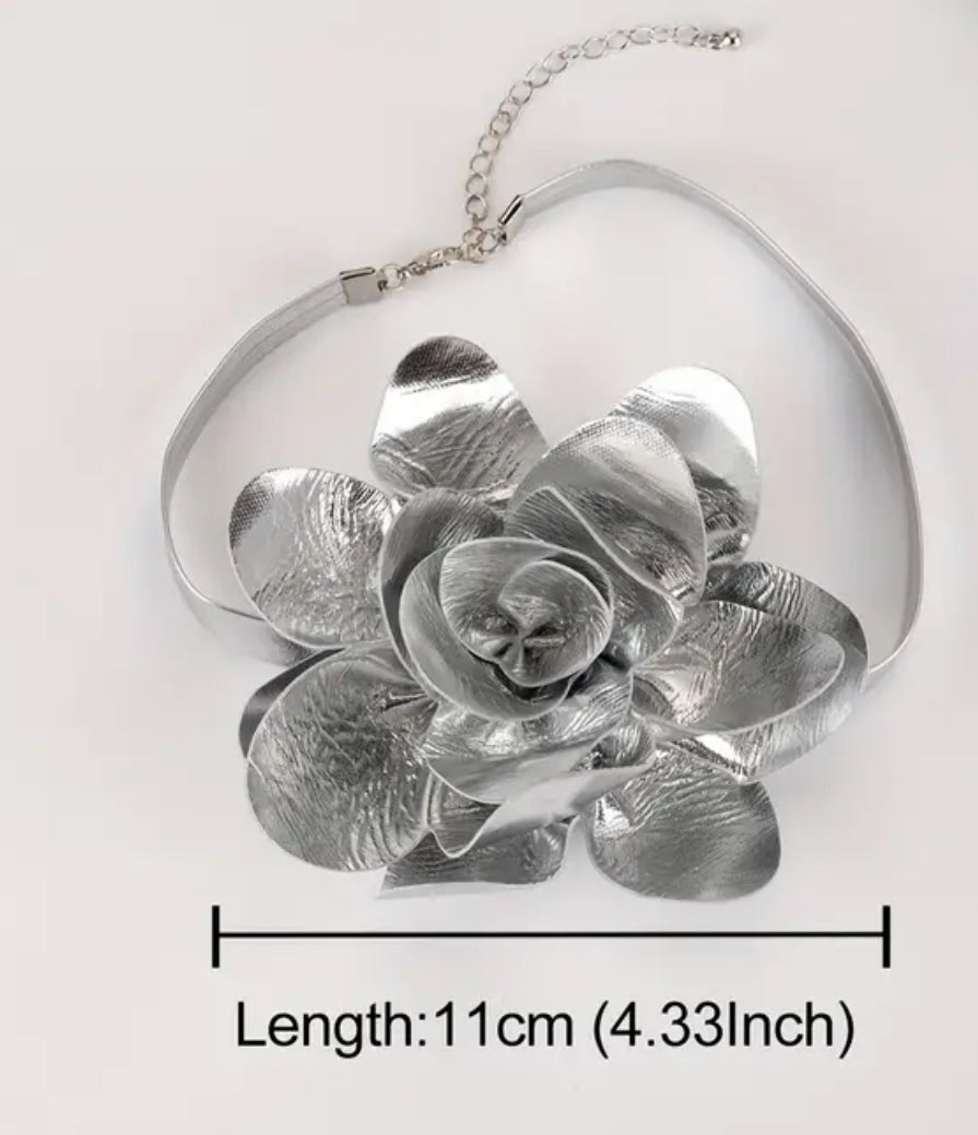 Collier ras du cou en vinyle à fleurs argentées