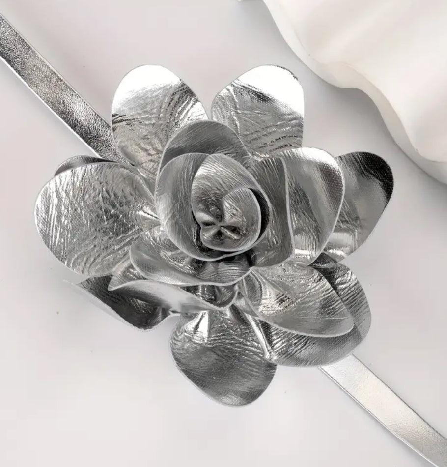 Collier ras du cou en vinyle à fleurs argentées