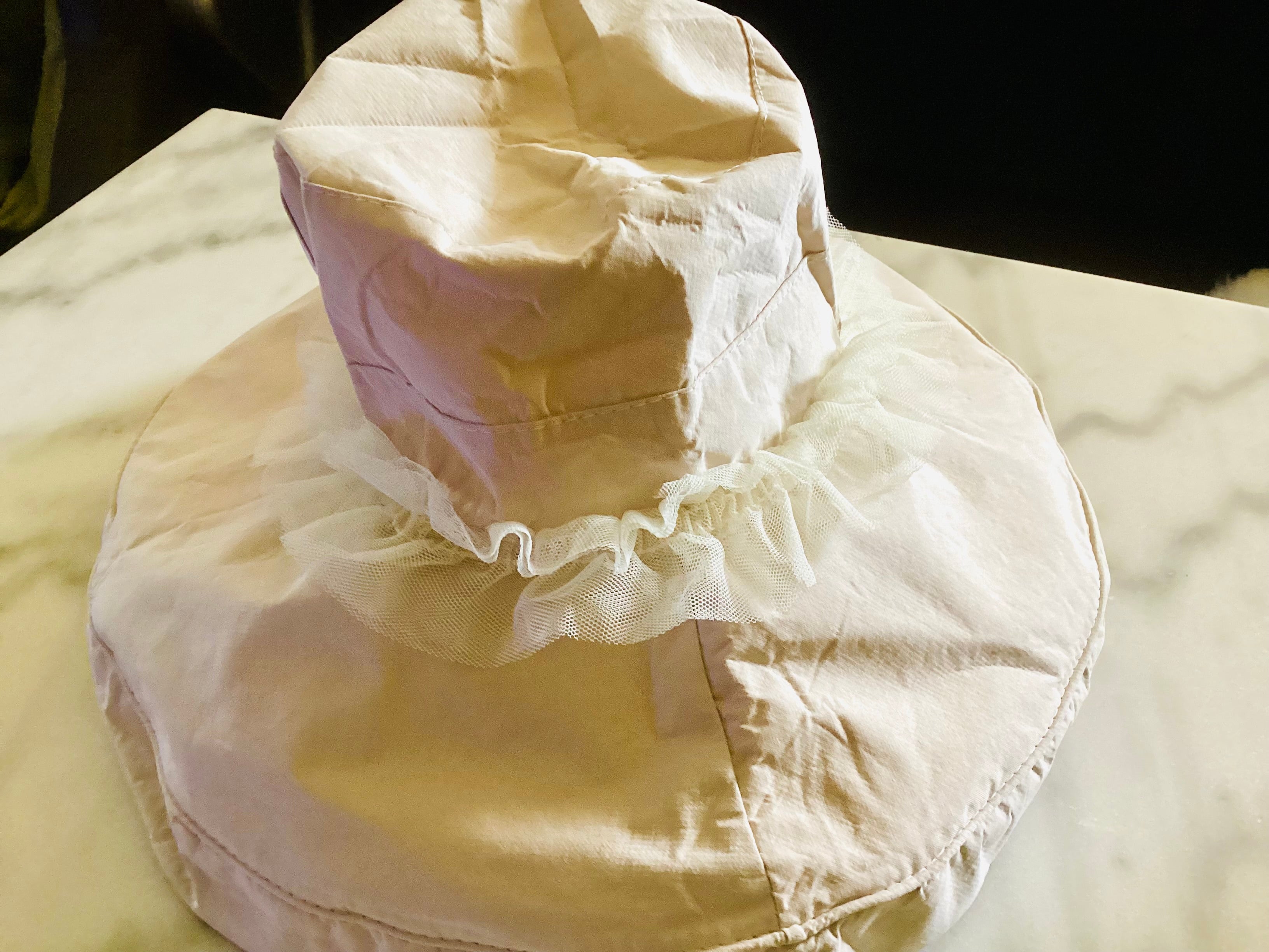 Chapeau beige à larges bords avec volants