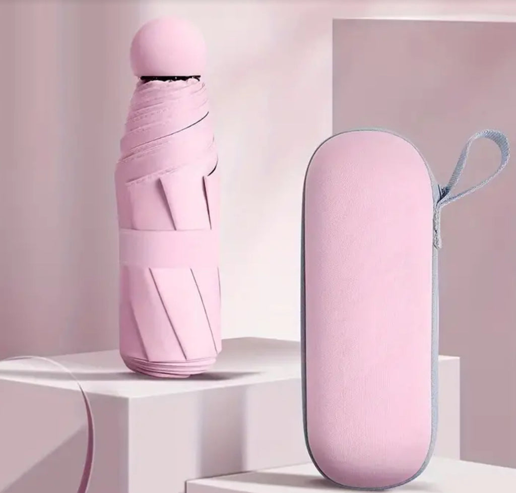 Parapluie compact rose dans son étui