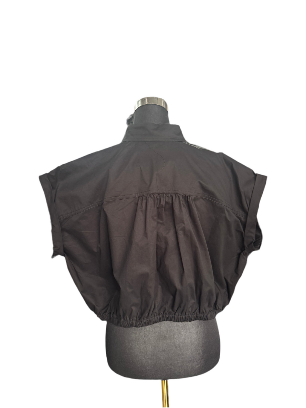 La chemise noire à bretelles