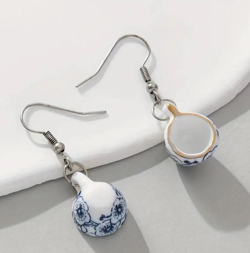 Boucles d'oreilles tasse à thé en céramique bleue