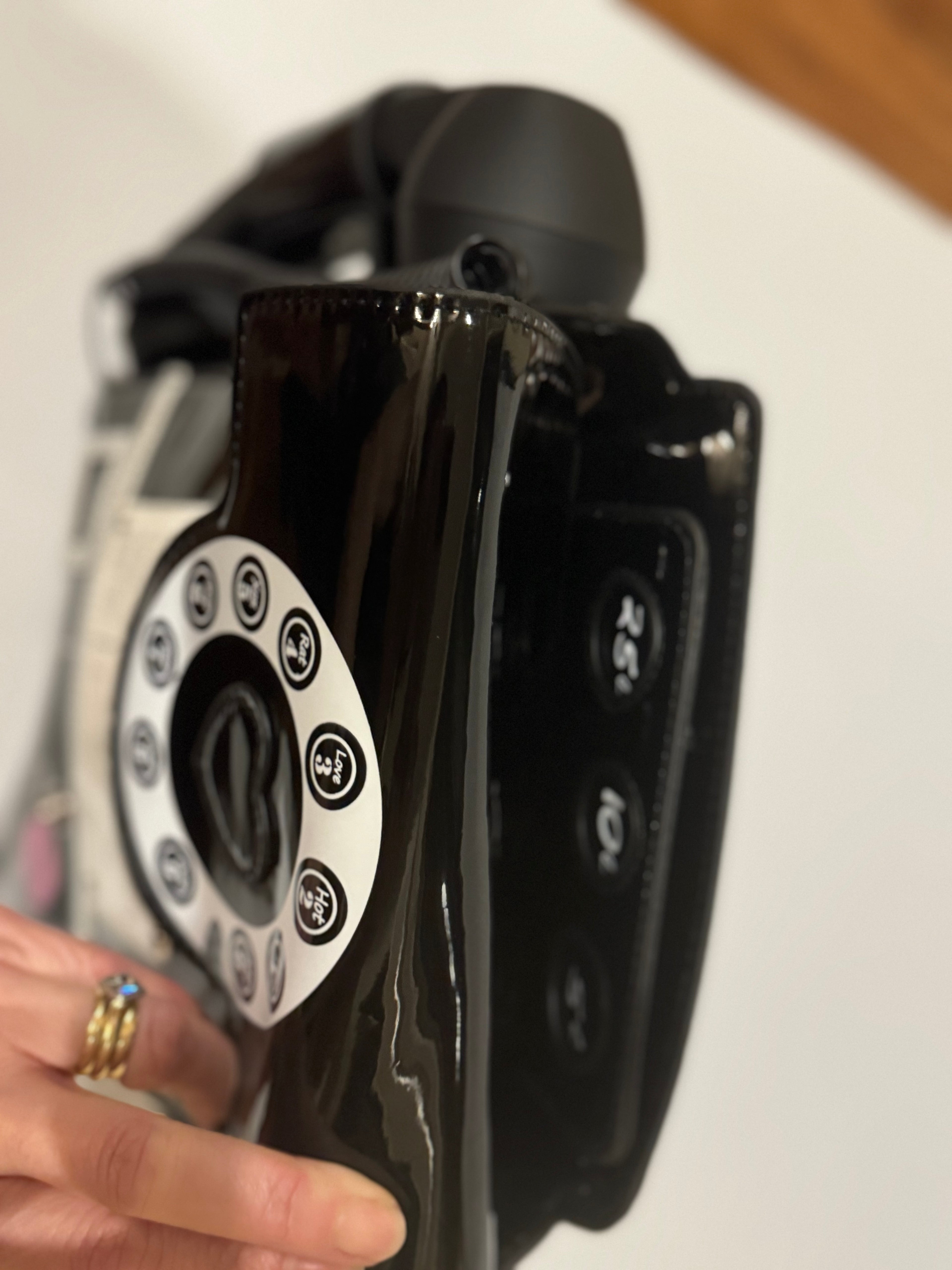 Sacoche noire pour téléphone (répond aux appels !)