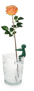 Personnes qui soutiennent les tiges des plantes
