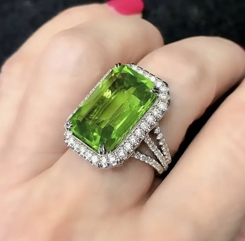 Grande bague en zircone verte