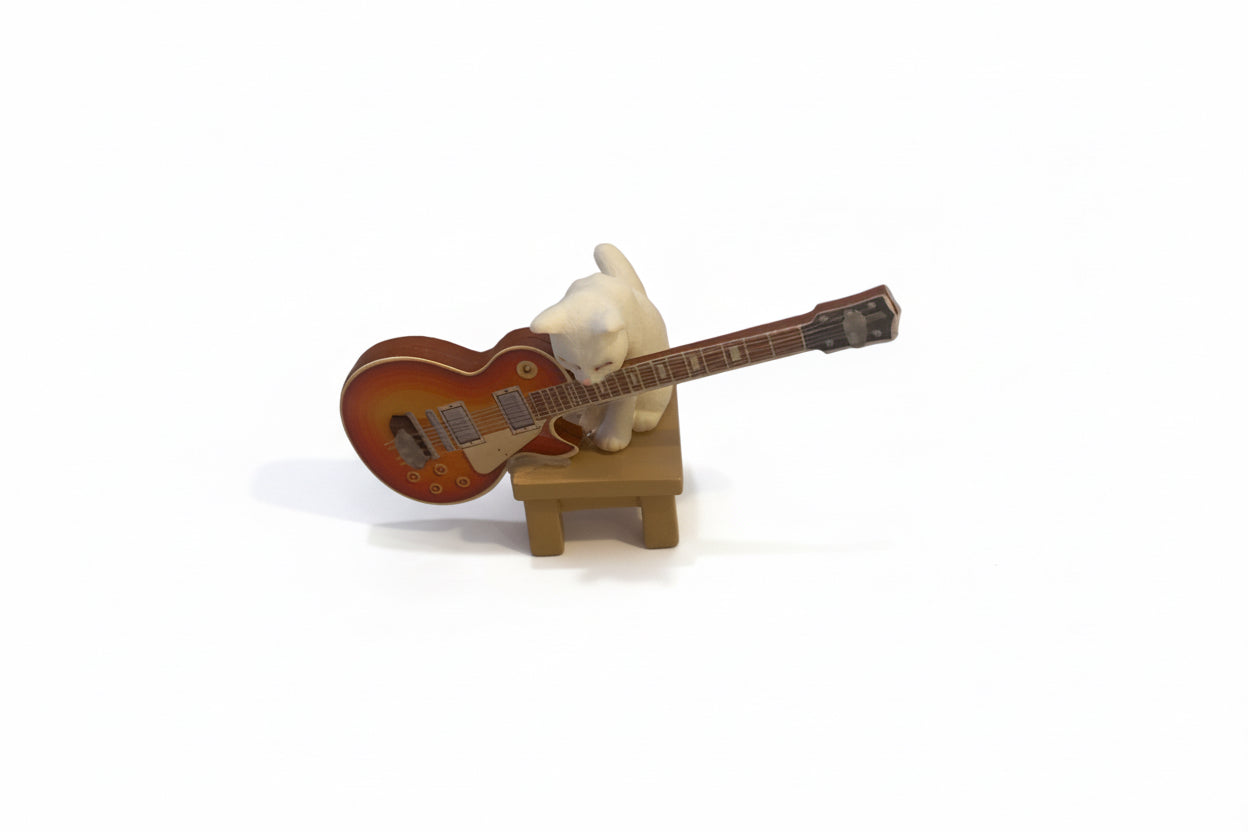 Cat figurine with guitar