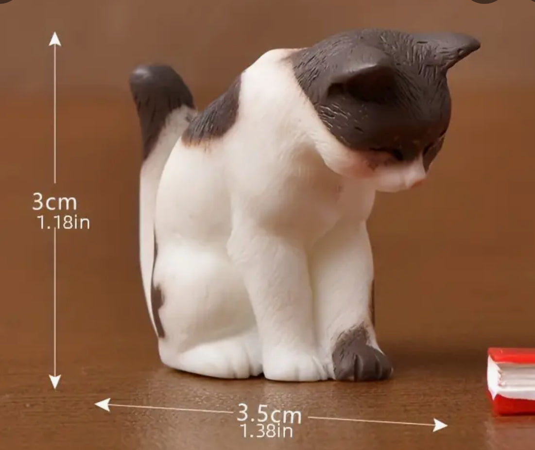 Quatre chats miniatures jouant