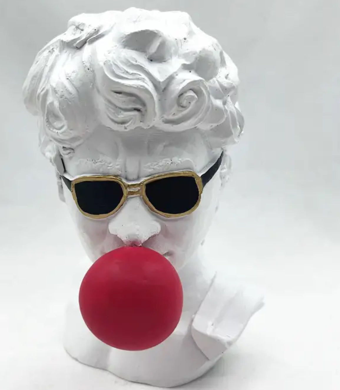 David portant des lunettes de soleil et soufflant une statue de bulles