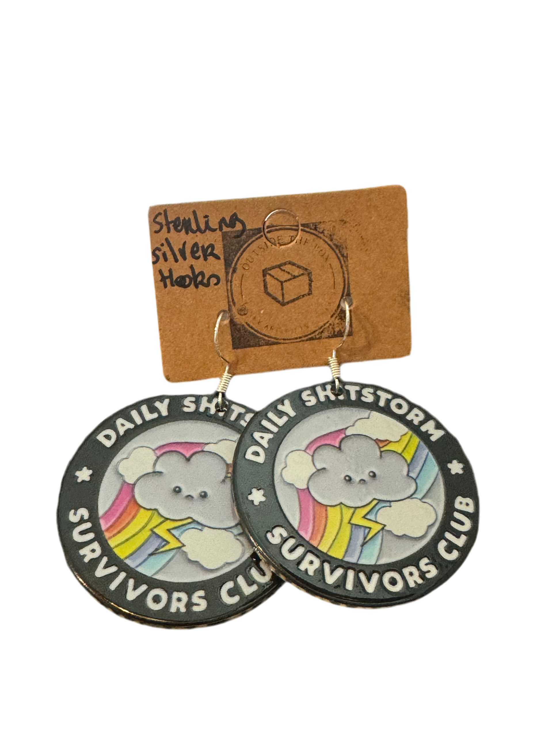 Boucles d'oreilles en argent sterling du Daily Shitstorms Survivor Club